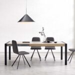 Frente de la mesa de comedor Tema extensible en roble natural y patas de color negro