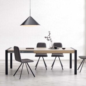 Frente de la mesa de comedor Tema extensible en roble natural y patas de color negro