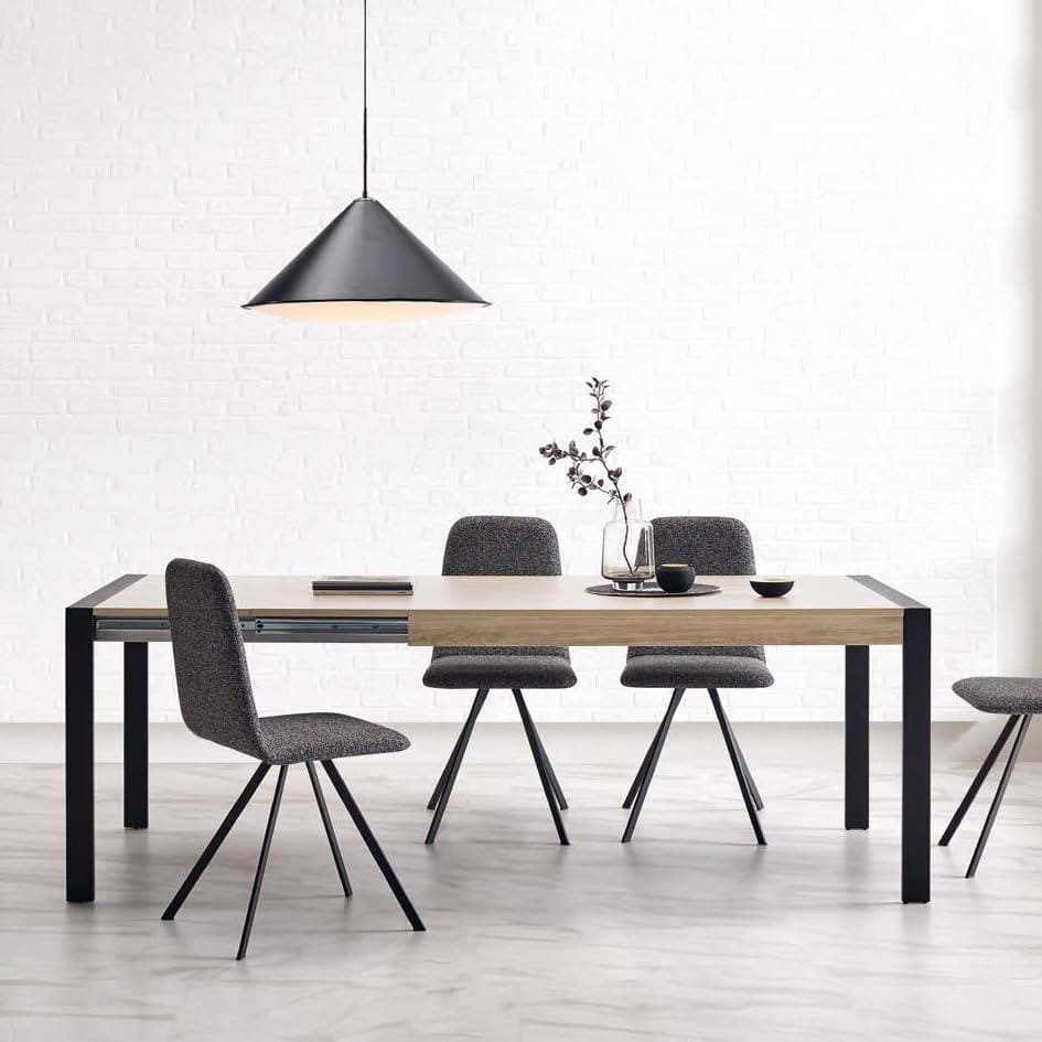 Frente de la mesa de comedor Tema extensible en roble natural y patas de color negro