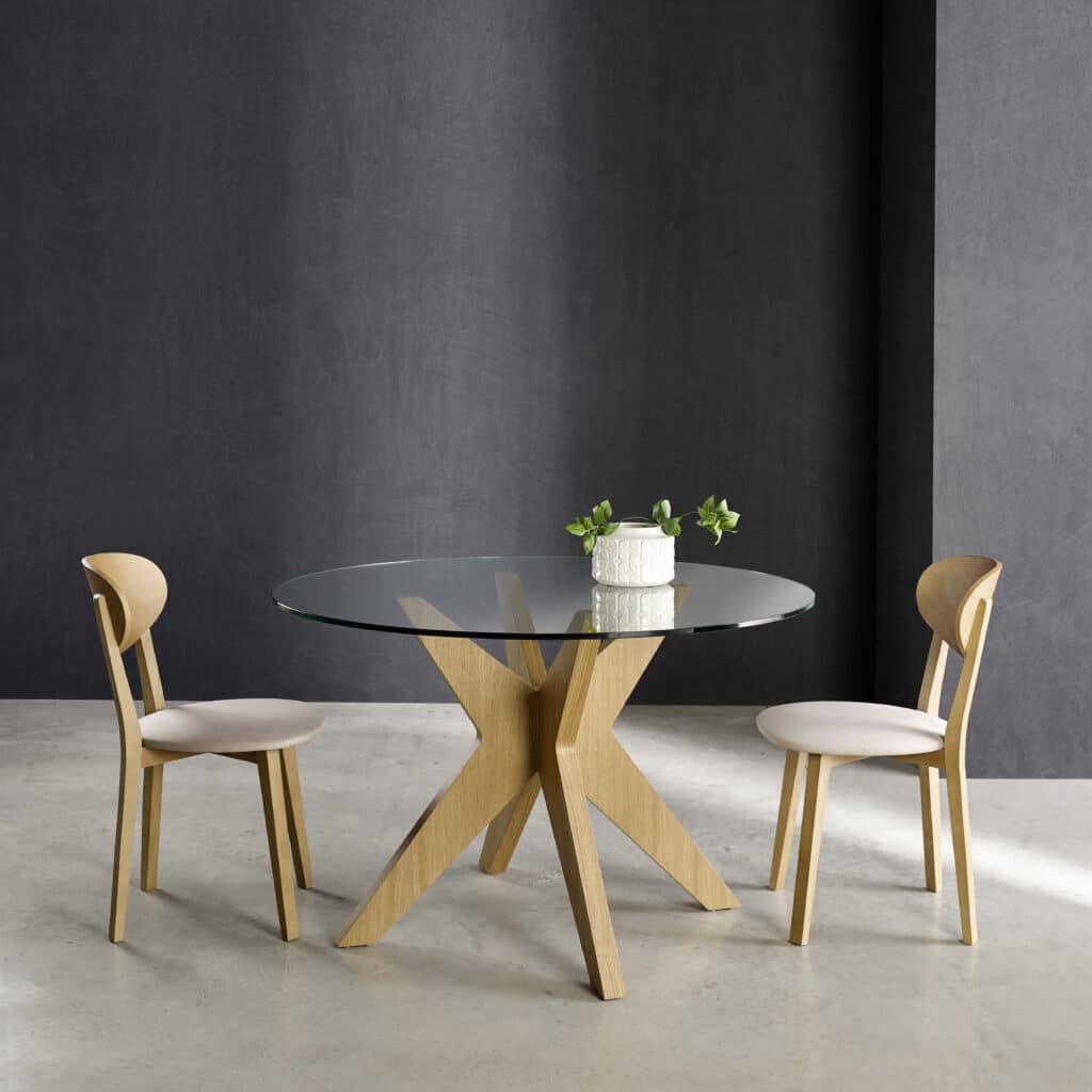 Mesa de comedor modelo roma con encimera de cristal templado junto a silla giro