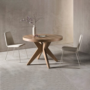 Imagen de la Mesa Roma de melamina con base de madera en forma de cruz y tapa redonda. aparece cerrada con dos sillas.