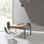 Vista aerea de la mesa extensible Tema con chapa en madera de roble natural y estructura metálica oxido