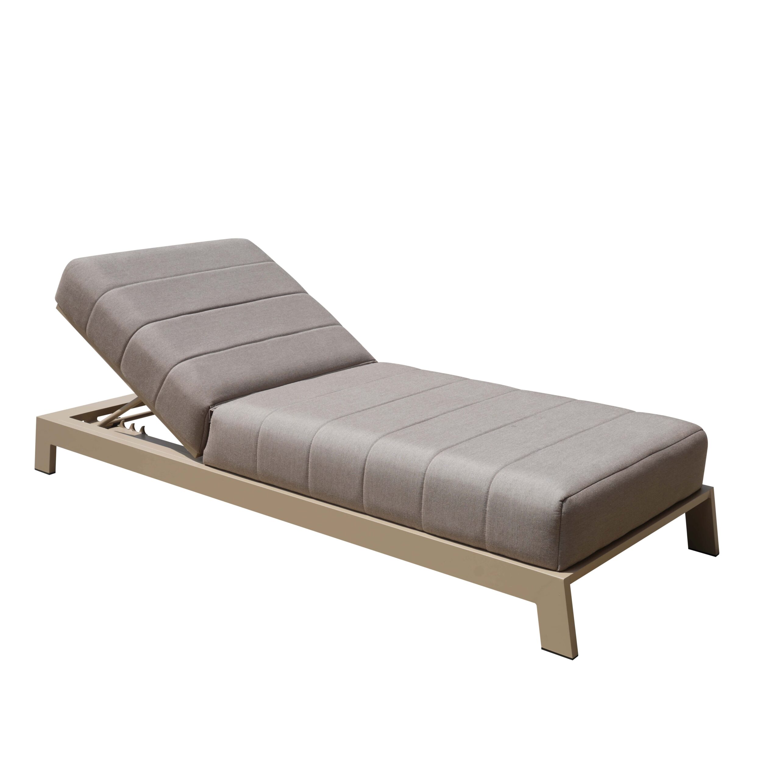 Tumbona de aluminio beige con tapizado en topo, espuma Quick Dry y tela Sunbrella, resistente al agua y rayos UV, ideal para exteriores.