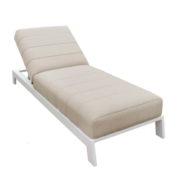Tumbona de aluminio blanco con tela Sunbrella y espuma Quick Dry, resistente al agua y rayos UV, ideal para exteriores.