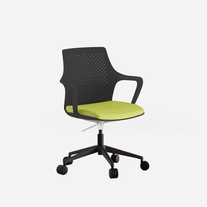 Silla de oficina negra con respaldo perforado y asiento verde acolchado
