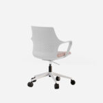 Vista trasera de silla de ofcina blanca con respaldo perforado y asiento claro