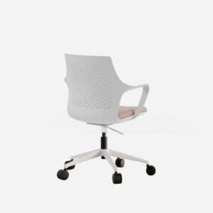 Vista trasera de silla de ofcina blanca con respaldo perforado y asiento claro