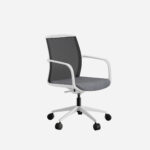 silla Juno Intacor blanca con respaldo de malla negra, asiento gris y base giratoria con rueda