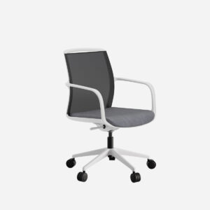 silla Juno Intacor blanca con respaldo de malla negra, asiento gris y base giratoria con rueda