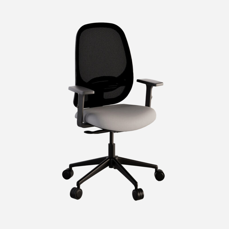 Silla de oficina ergonómica con base negra y reposabrazos acolchados