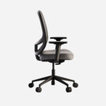 Silla ergonómica de oficina con respaldo de malla y asiento acolchado