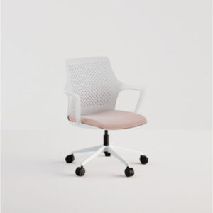 Silla de oficina blanca con respaldo perforado y asiento rosa claro acolchado