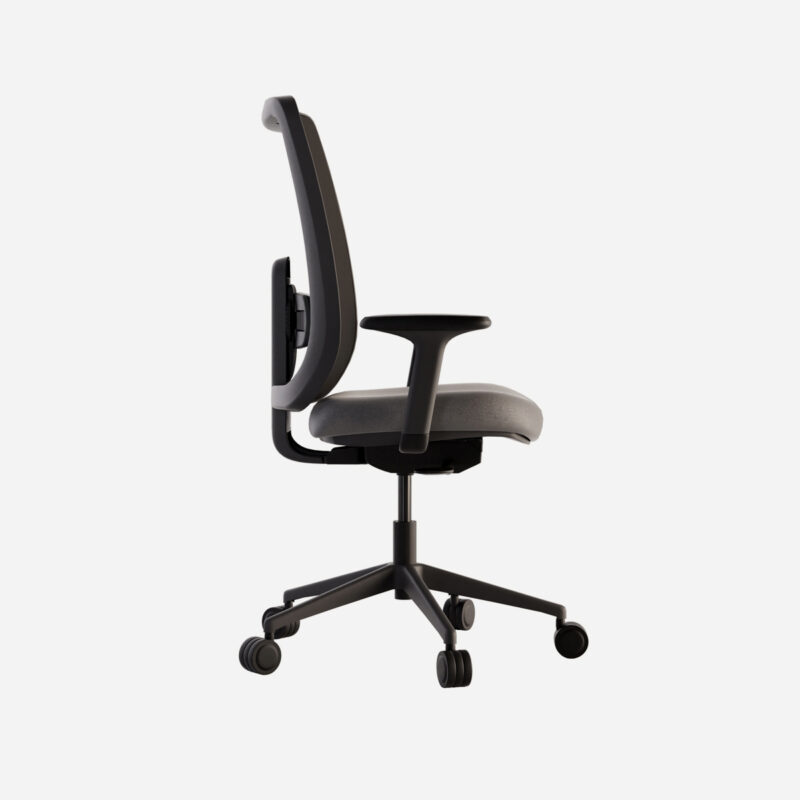 Vista lateral de la silla giratoria 911 de intacor con armazón negro