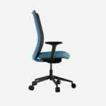 Lateral de la Silla ergonómica Evos, con respaldo en malla. Color azul