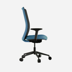 Lateral de la Silla ergonómica Evos, con respaldo en malla. Color azul