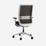 Silla de oficina giratoria Evos vista desde atrás, con respaldo en malla, asiento y respaldo acabado negro