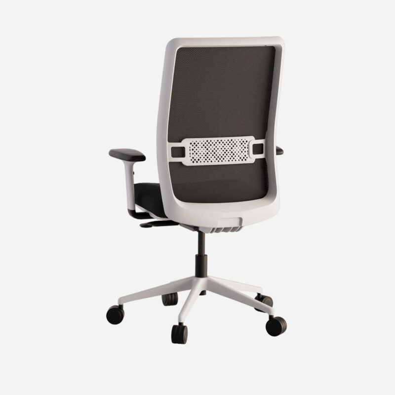 Silla de oficina giratoria Evos vista desde atrás, con respaldo en malla, asiento y respaldo acabado negro