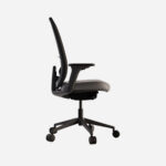 lateral de la silla de oficina Halo con estructura negra y asiento de malla.