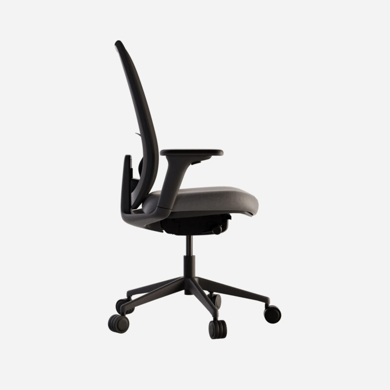 lateral de la silla de oficina Halo con estructura negra y asiento de malla.