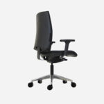 Vista trasera de la silla Thank You 24 Horas en negro, con respaldo alto y carcasa exterior en PVC.