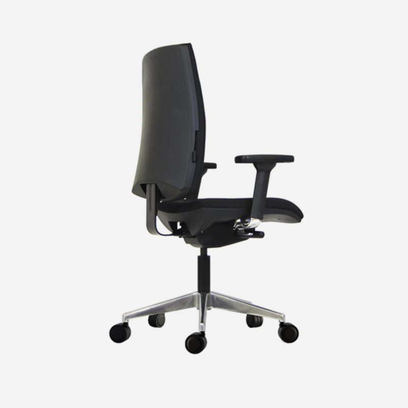 Vista trasera de la silla Thank You 24 Horas en negro, con respaldo alto y carcasa exterior en PVC.