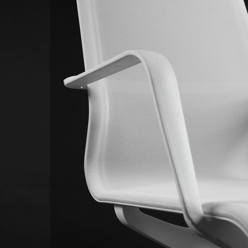 detalle del reposabrazos de la silla helix