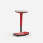 “Taburete LEO de Intacor en color rojo, con base metálica y asiento tapizado.”