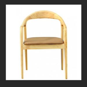 frente de la silla de madera Sena con asiento tapizado y reposabrazos integrado