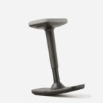 Vista lateral del taburete LEO de Intacor, mostrando la forma curva del asiento y la estructura de soporte.