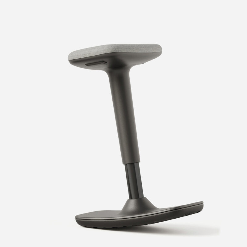 Vista lateral del taburete LEO de Intacor, mostrando la forma curva del asiento y la estructura de soporte.