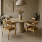 detalle de comedor con mesa redonda y 4 sillas de madera Sena tapizadas