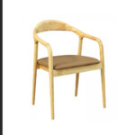 lateral de la silla de madera de haya Sena con reposabrazos integrado