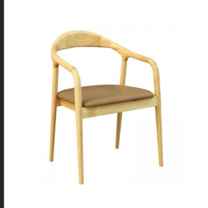 lateral de la silla de madera de haya Sena con reposabrazos integrado