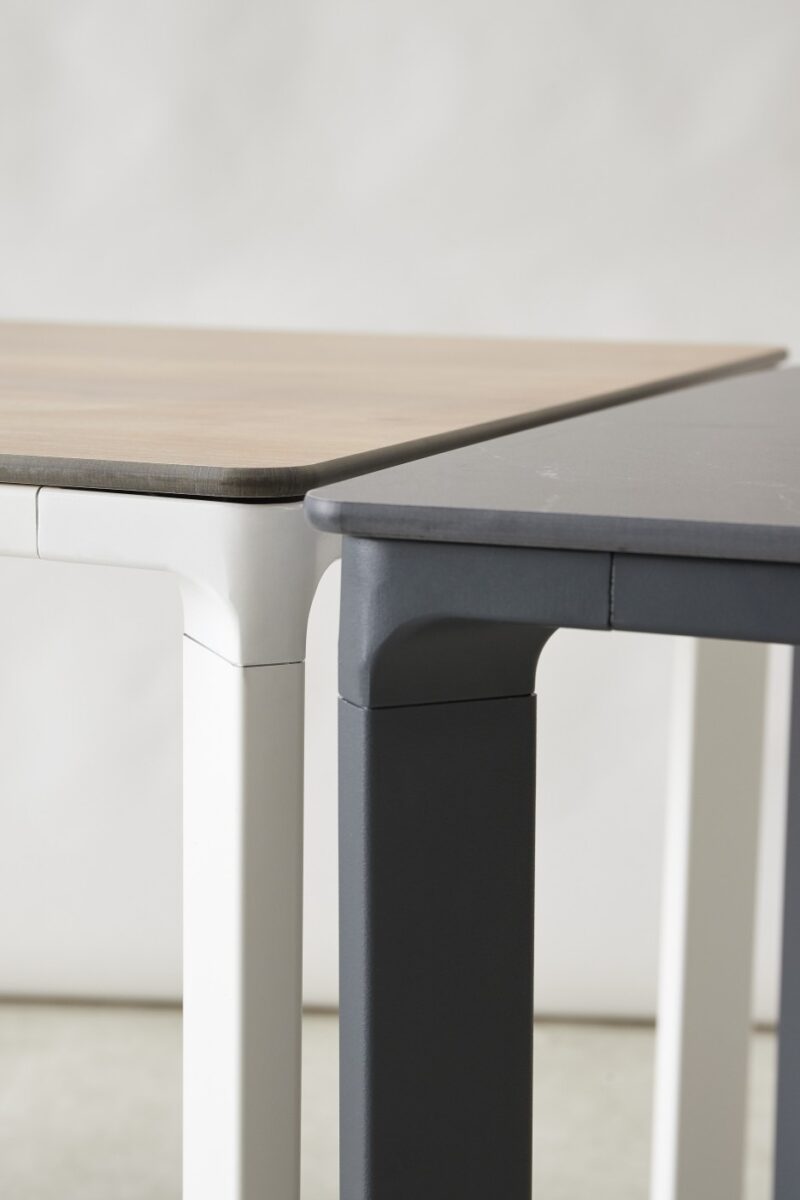 Detalle tablero y estructura de la mesa Teem de exterior